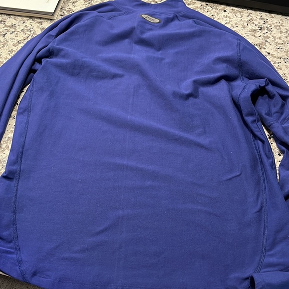 ASICS Large semi fitted running top. - Picture 5 of 6